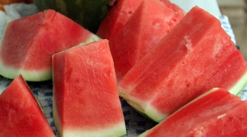 Natur çekirdeksiz karpuz dilimi, yazın ferahlatıcı sağlıklı atıştırmalığı ve taze meyve.