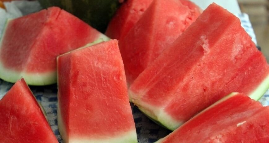 Natur çekirdeksiz karpuz dilimi, yazın ferahlatıcı sağlıklı atıştırmalığı ve taze meyve.