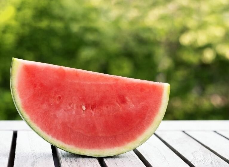 Natur çekirdeksiz karpuz dilimi, kalp dostu taze yaz meyvesi ve yüksek likopen kaynağı.