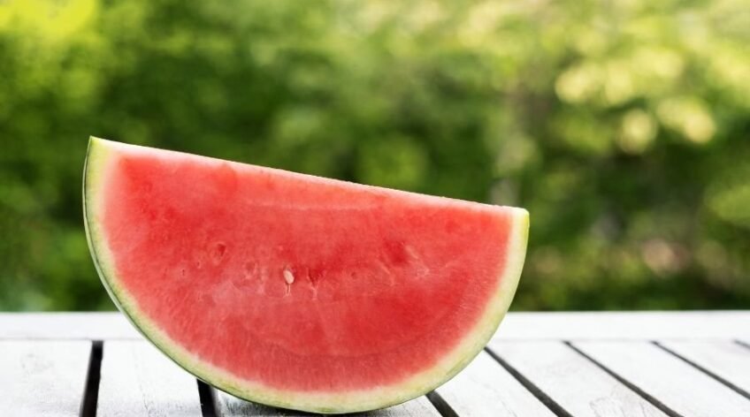 Natur çekirdeksiz karpuz dilimi, kalp dostu taze yaz meyvesi ve yüksek likopen kaynağı.