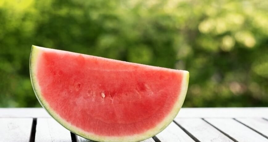Natur çekirdeksiz karpuz dilimi, kalp dostu taze yaz meyvesi ve yüksek likopen kaynağı.