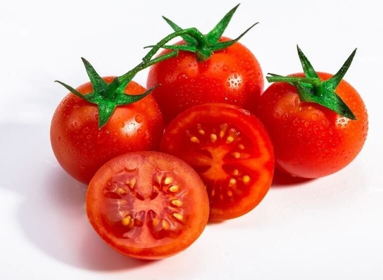 Natur ihracat kalitesinde taze salkım domatesler, antikanser etkili yüksek likopenli kırmızı domates.